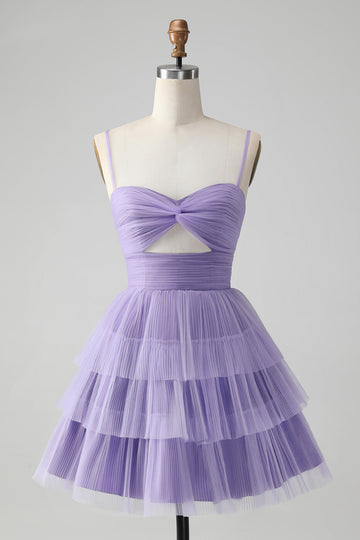 Lindo vestido de cóctel corto de tul con tirantes finos y una línea morado